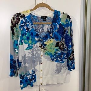 Beautiful floral sweater with three-quarter sleeves